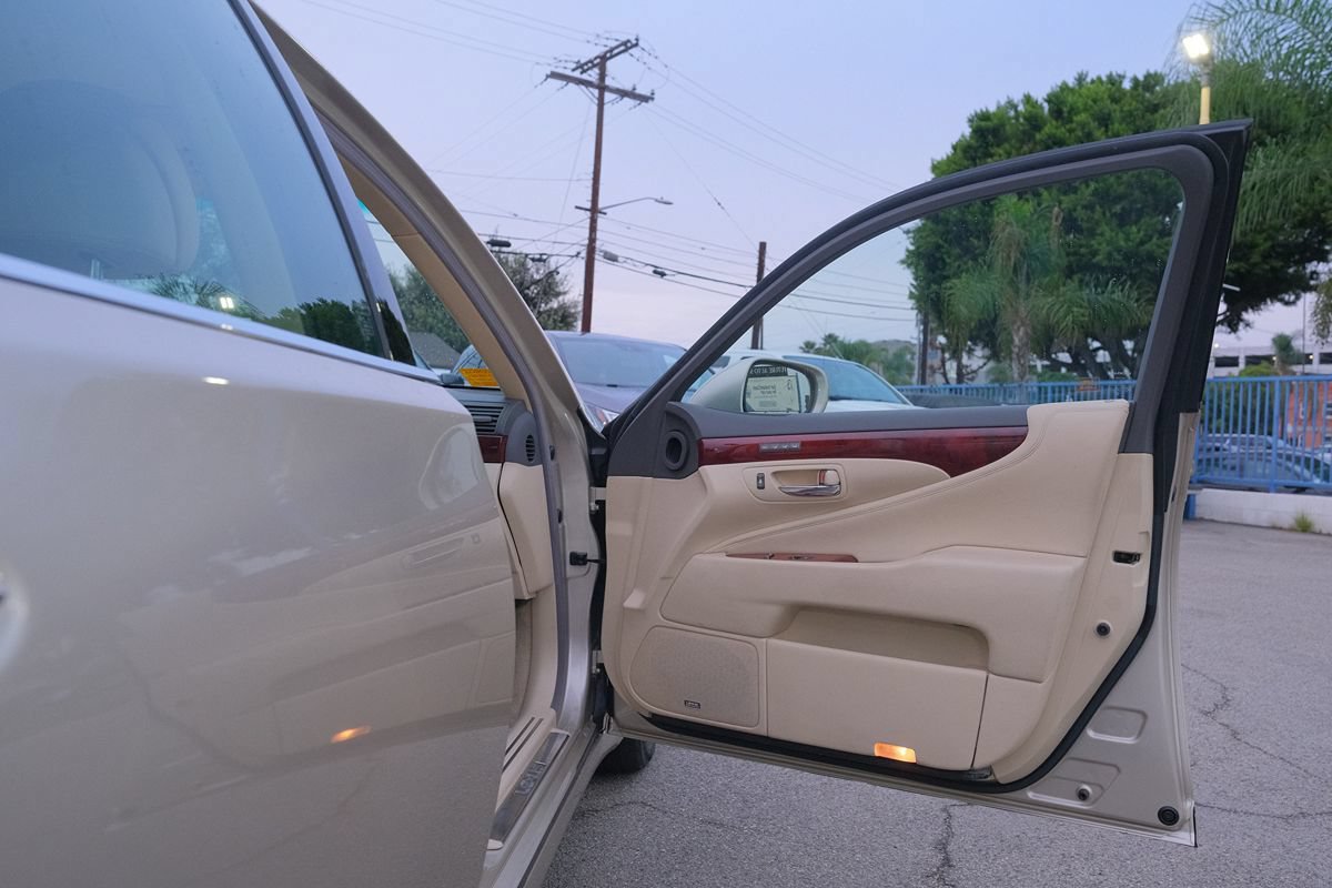 Used 2011 Lexus LS 460 w/ Comfort Pkg RWD image 31