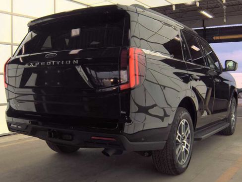 Used 2025 Ford Expedition Active AWD/4WD image 3