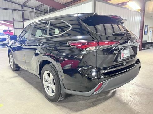 Used 2024 Toyota Highlander LE image 5