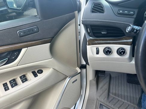 Used 2020 Cadillac Escalade ESV Luxury image 4