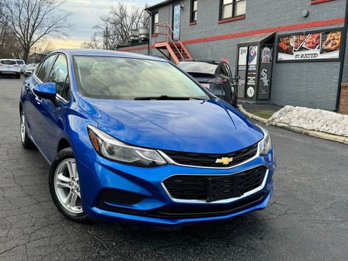 Used 2017 Chevrolet Cruze LT w/ Convenience Package image 2