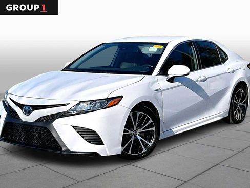 Used 2020 Toyota Camry SE image 1