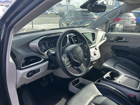 Used 2023 Chrysler Pacifica Touring-L image 14