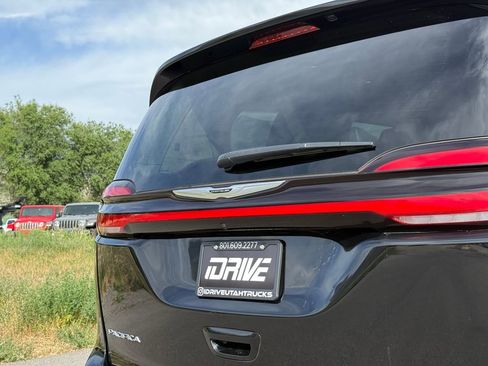 Used 2024 Chrysler Pacifica Limited FWD image 15