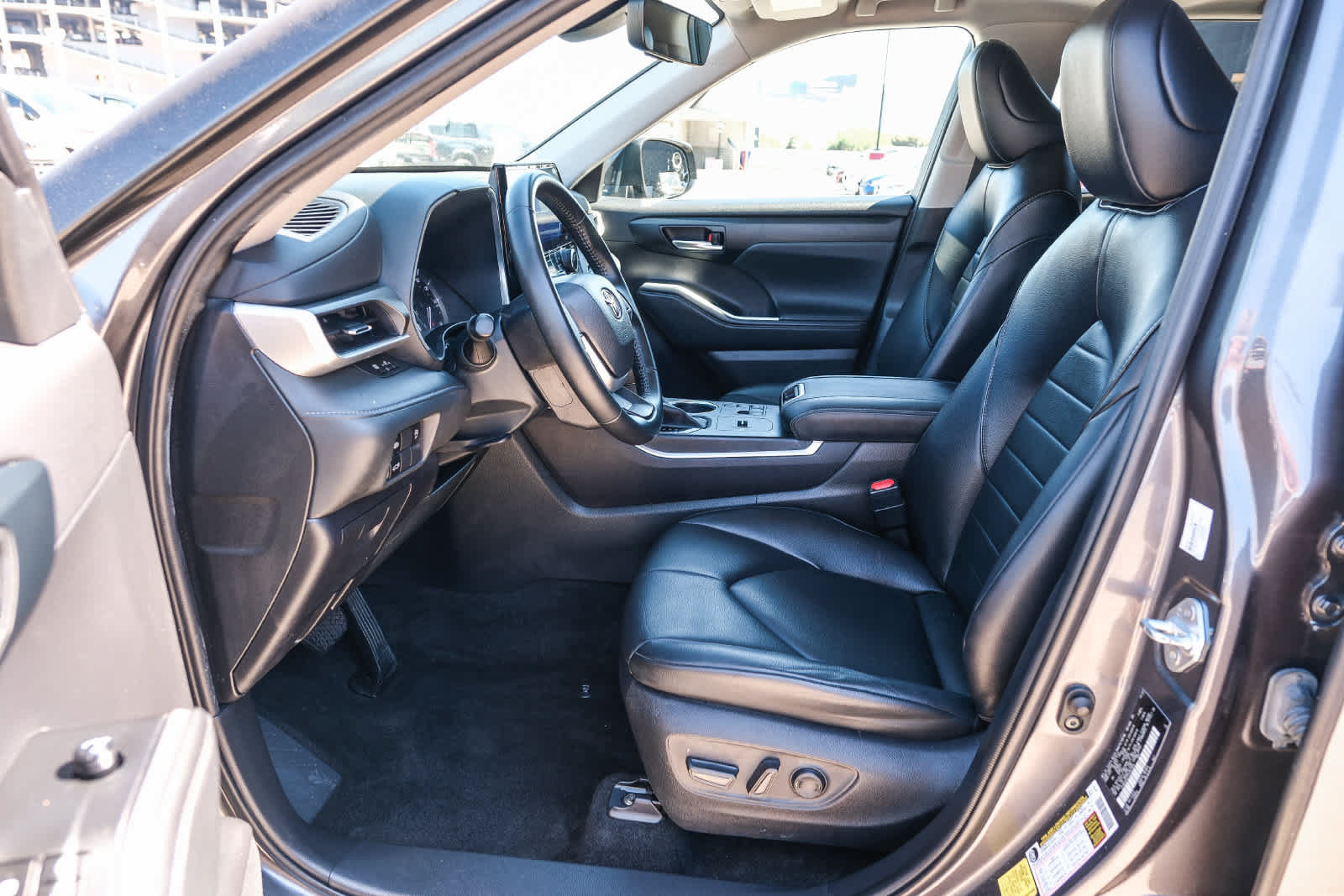 Used 2023 Toyota Highlander XLE FWD image 20