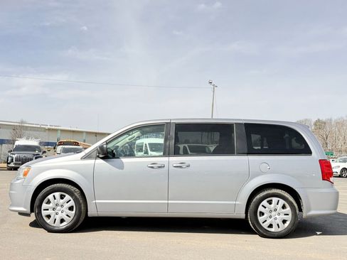 Used 2018 Dodge Grand Caravan SE w/ UConnect Hands-Free Group image 9