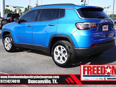 Used 2025 Jeep Compass Latitude AWD/4WD image 3