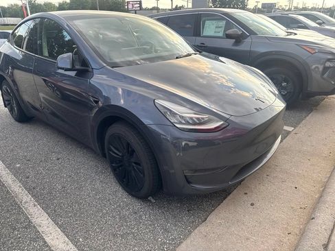 Used 2022 Tesla Model Y Long Range AWD/4WD image 2