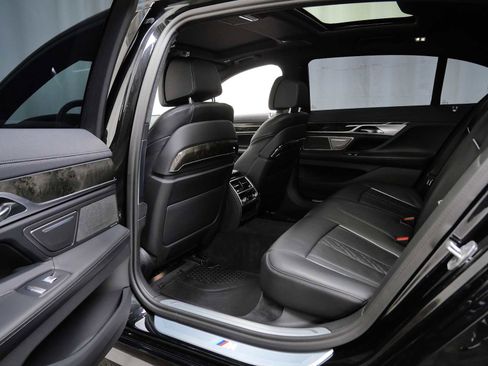 Used 2022 BMW 750i xDrive w/ M Sport Package image 17