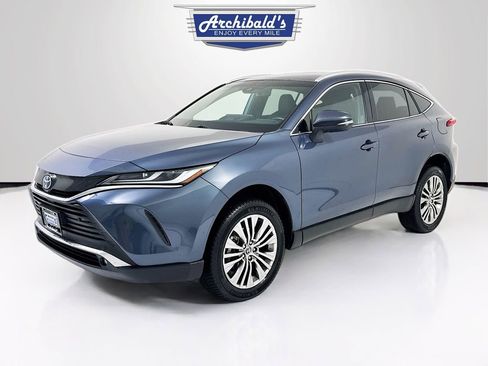 Used 2024 Toyota Venza XLE image 3