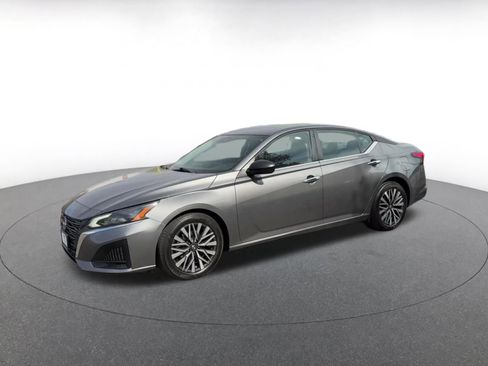 Used 2024 Nissan Altima 2.5 SV image 8