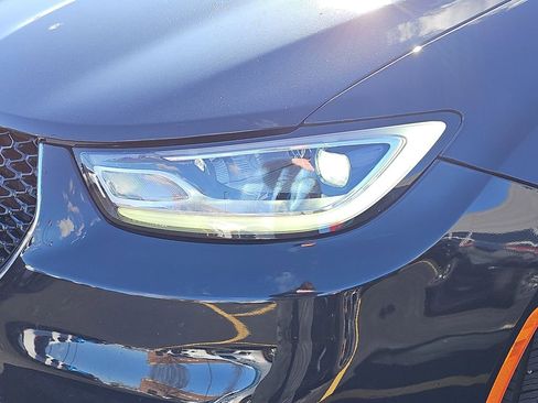 Used 2024 Chrysler Pacifica Touring-L image 31