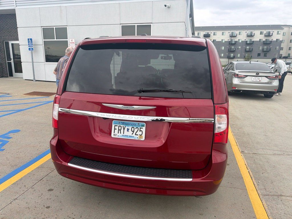 Used 2015 Chrysler Town & Country Touring-L w/ Driver Convenience Group FWD image 5