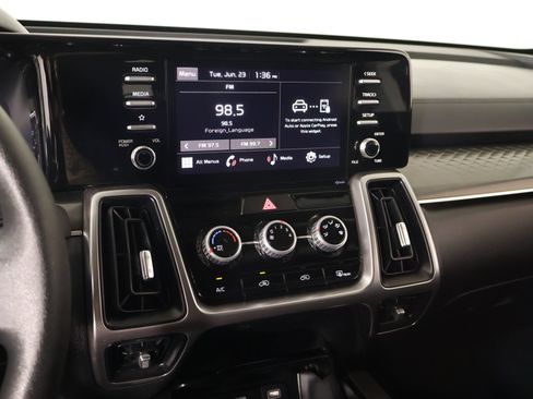 Used 2023 Kia Sorento LX FWD image 5