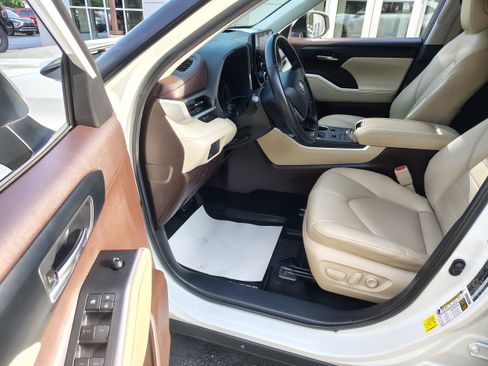 Used 2020 Toyota Highlander XLE AWD/4WD image 17