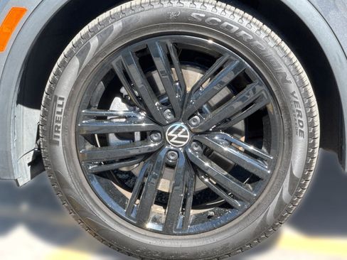 Used 2022 Volkswagen Tiguan SE R-Line image 11