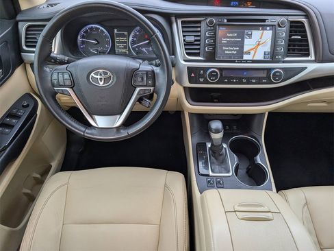 Used 2018 Toyota Highlander XLE image 10