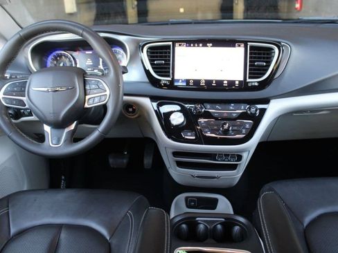 Used 2024 Chrysler Pacifica Touring-L FWD image 17