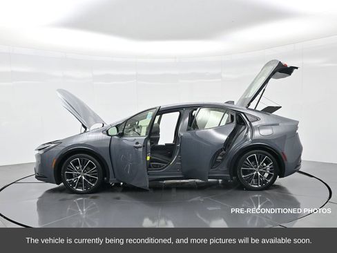 Used 2025 Toyota Prius XLE image 40