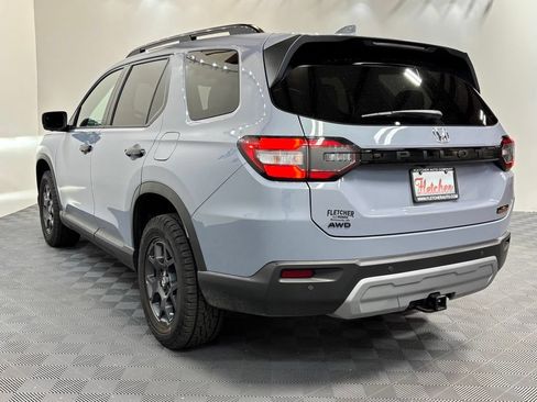 Used 2025 Honda Pilot TrailSport image 4