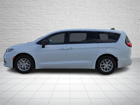 New 2026 Chrysler Pacifica Select image 2