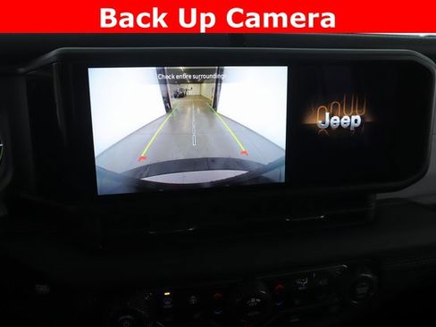 Used 2025 Jeep Wrangler Unlimited Sahara image 21