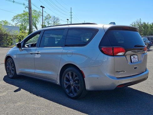 Certified 2020 Chrysler Pacifica Touring-L w/ Advanced Safetytec Group FWD image 5