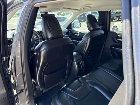 Used 2019 Jeep Cherokee Latitude Plus w/ Comfort/Convenience Group AWD/4WD image 13