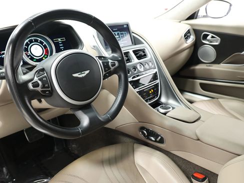 Used 2018 Aston Martin DB11 Coupe image 38