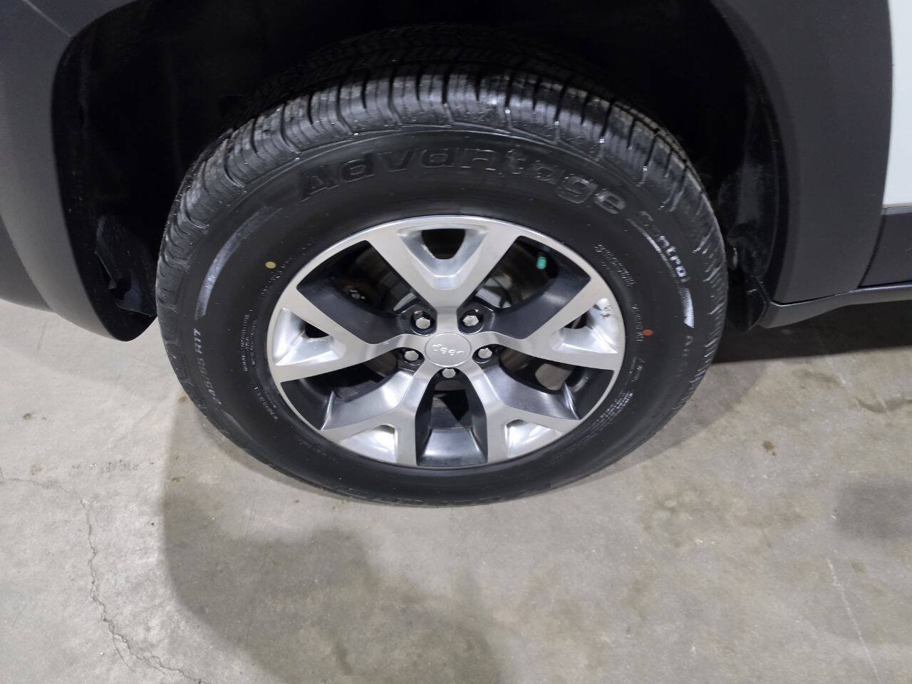 Used 2017 Jeep Cherokee Trailhawk w/ Comfort/Convenience Group AWD/4WD image 20