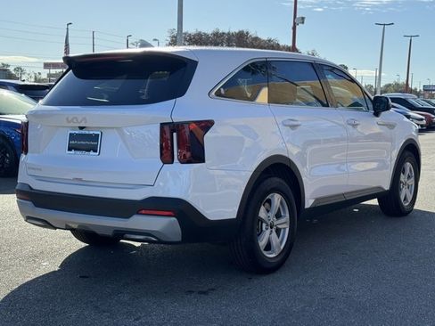 Certified 2025 Kia Sorento LX image 5