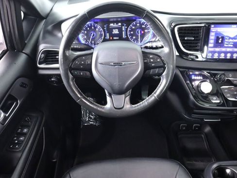 Used 2020 Chrysler Pacifica Touring-L w/ S Appearance Package image 31