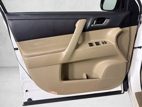Used 2013 Toyota Highlander Plus FWD image 10