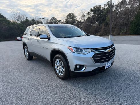 Used 2021 Chevrolet Traverse LT image 3
