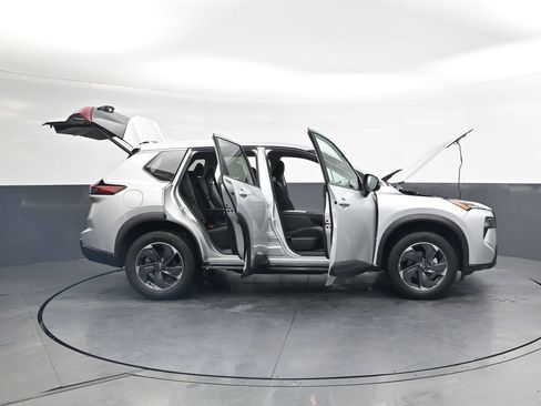 Used 2025 Nissan Rogue SV FWD image 50