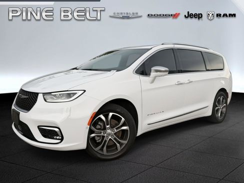 Used 2024 Chrysler Pacifica Pinnacle AWD/4WD image 1