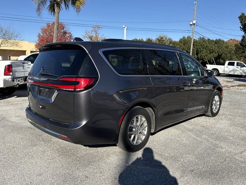 Used 2022 Chrysler Pacifica Touring-L image 5