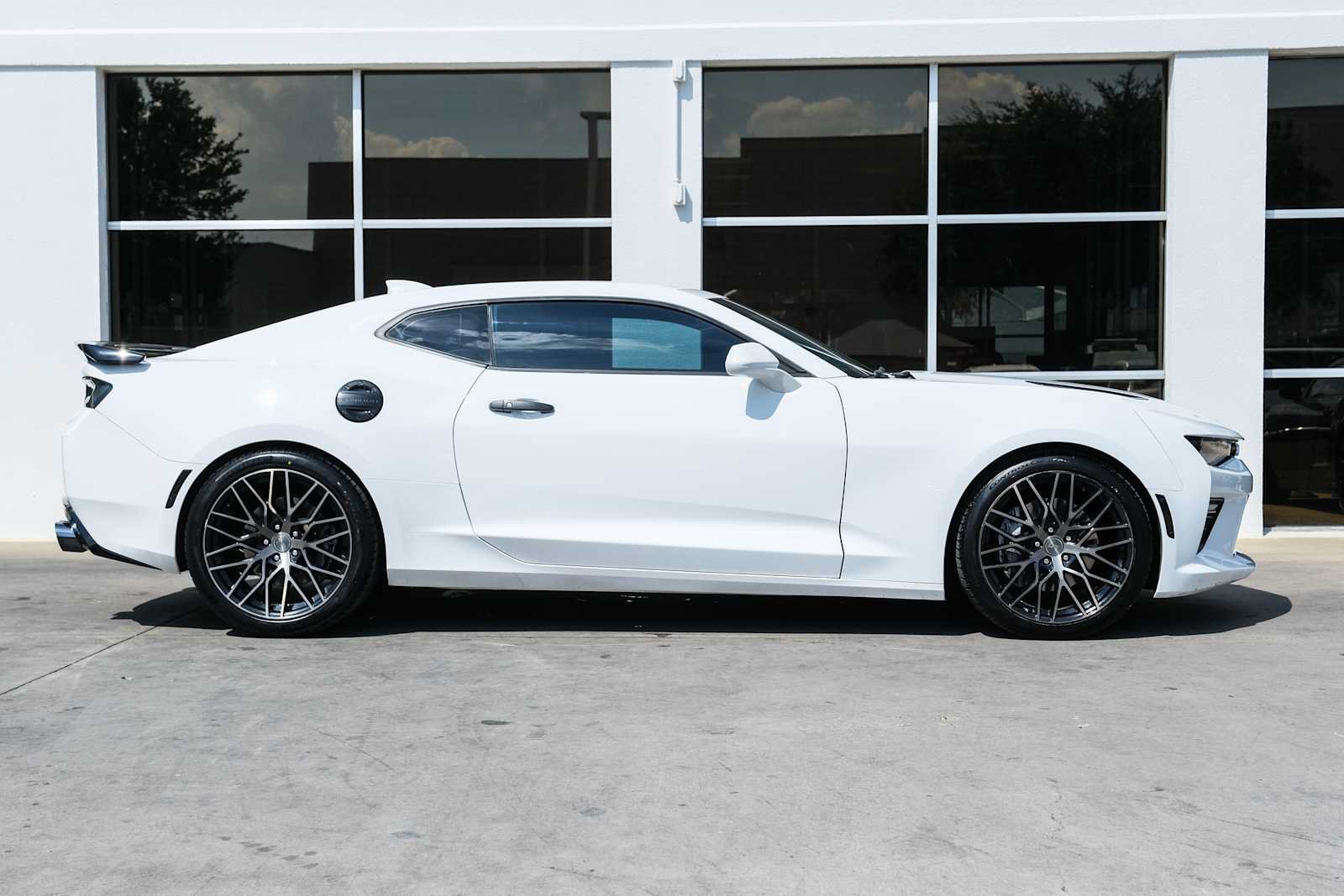 Used 2018 Chevrolet Camaro SS RWD image 8
