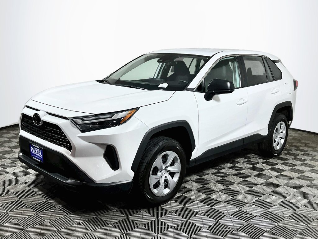 Used 2024 Toyota RAV4 LE AWD/4WD image 3