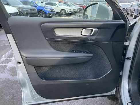 Used 2025 Volvo XC40 B5 Plus image 36