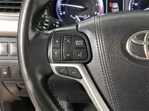 Used 2017 Toyota Highlander XLE w/ Carpet Mat Package image 26