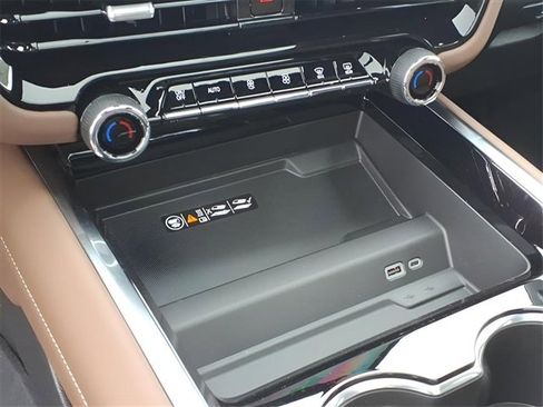 New 2026 Chevrolet Suburban High Country image 12