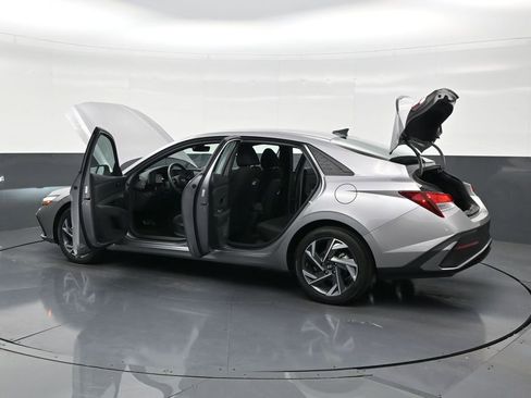 Used 2025 Hyundai Elantra Sport image 32