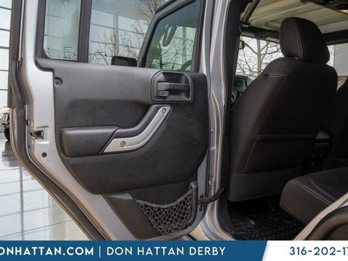 Used 2017 Jeep Wrangler Unlimited Rubicon w/ Connectivity Group image 11