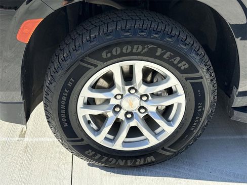 Used 2024 Chevrolet Suburban LT image 31