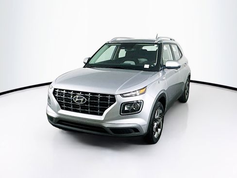 Used 2025 Hyundai Venue SEL image 3