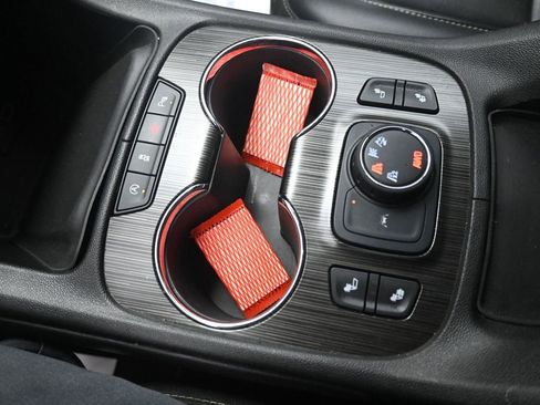 Used 2023 GMC Acadia SLT image 32