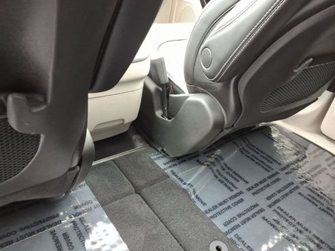 Used 2024 Chrysler Pacifica Limited image 7