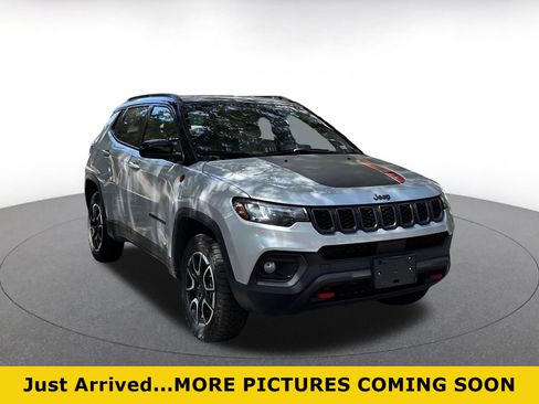 Used 2025 Jeep Compass Trailhawk AWD/4WD image 1