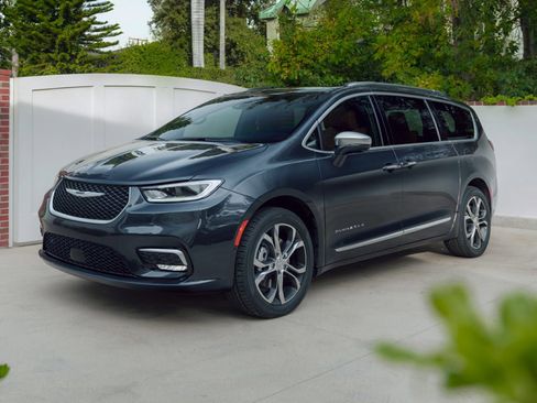 Used 2022 Chrysler Pacifica Limited image 1